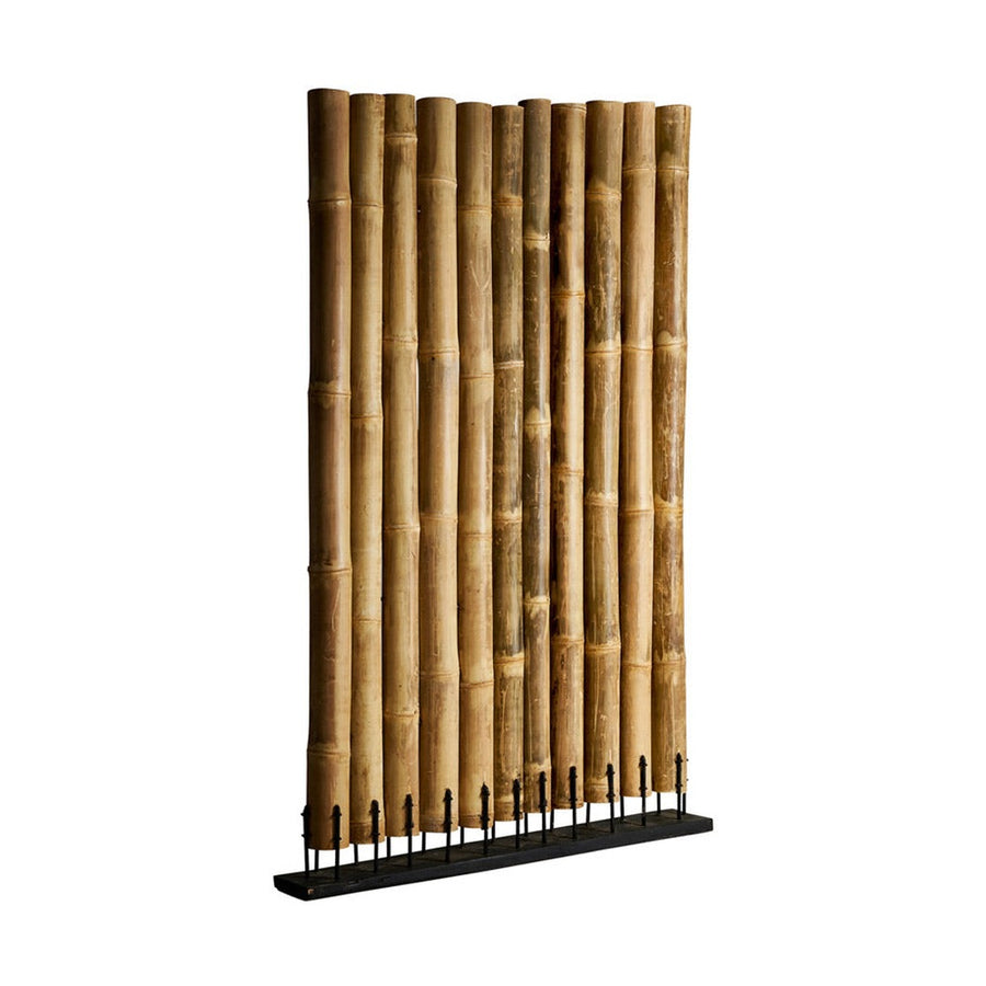 Trópusi stílusú, natúr színű, bambuszszárakból álló térelválasztó fém talapzaton.