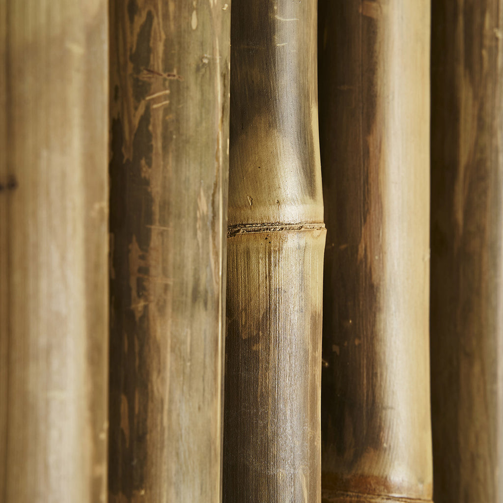 A trópusi stílusú, natúr színű térelválasztó bambuszelemeinek részlete.