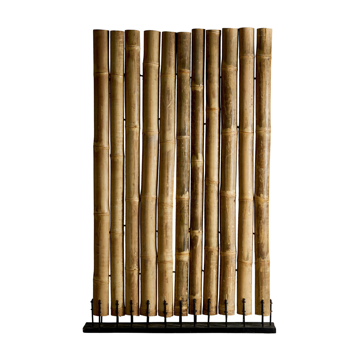 Trópusi stílusú, natúr színű, bambuszszárakból álló térelválasztó fém talapzaton.