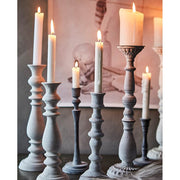 Vintage gyertyatartókon lobogó sztearin gyertyák.