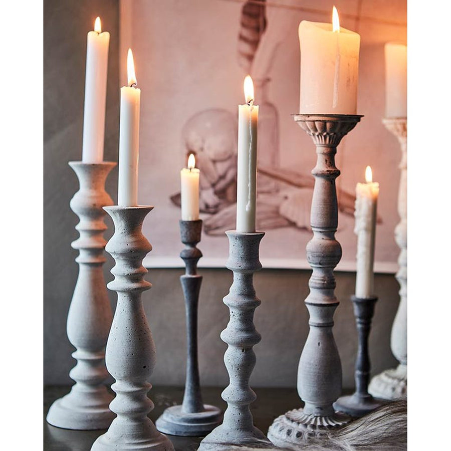 Vintage gyertyatartókon lobogó sztearin gyertyák.