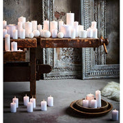 Vintage környezetben, rusztikus faasztalon égó gyertyák sokasága.