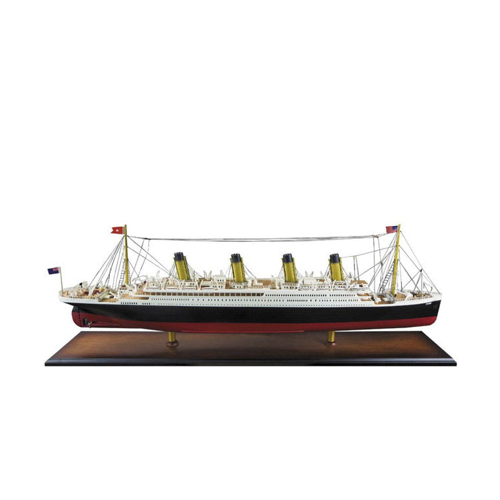 Fából és fémből készült, részletgazdag hajómodell a világhírű Titanic nevű hajóról.