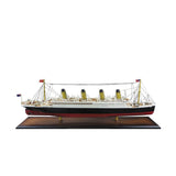 Fából és fémből készült, részletgazdag hajómodell a világhírű Titanic nevű hajóról.