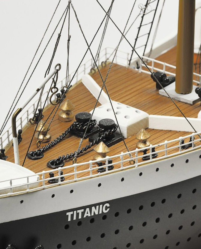 Fából és fémből készült, részletgazdag hajómodell a világhírű Titanic nevű hajóról.