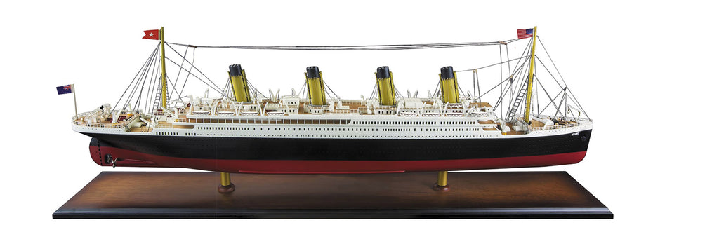 Fából és fémből készült, részletgazdag hajómodell a világhírű Titanic nevű hajóról.