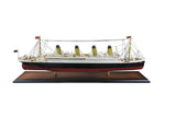 Fából és fémből készült, részletgazdag hajómodell a világhírű Titanic nevű hajóról.
