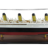 Fából és fémből készült, részletgazdag hajómodell a világhírű Titanic nevű hajóról.
