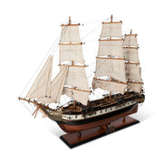 Az USS Constellation fregattról készült, óriás méretű, részletgazdag kézműves modell.