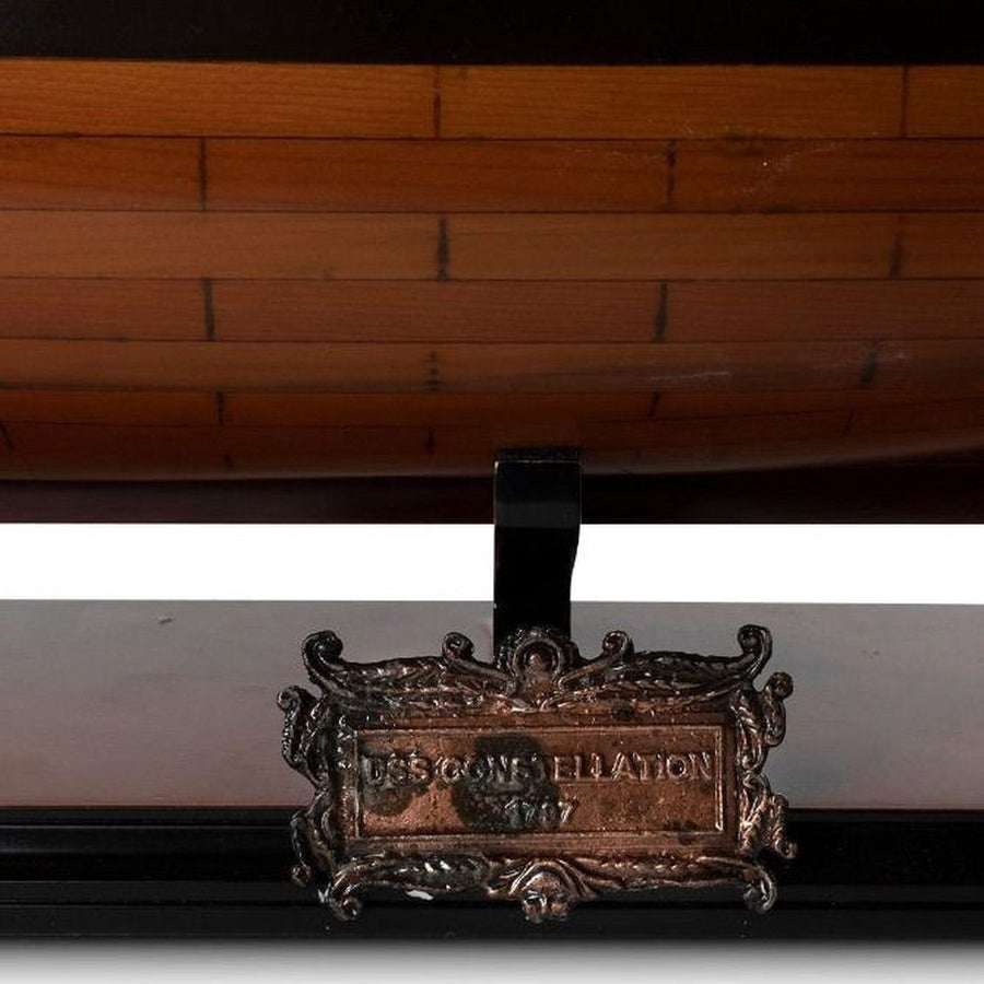 A hajómodell antikol fémcimkéje USS Constellation felirattal.