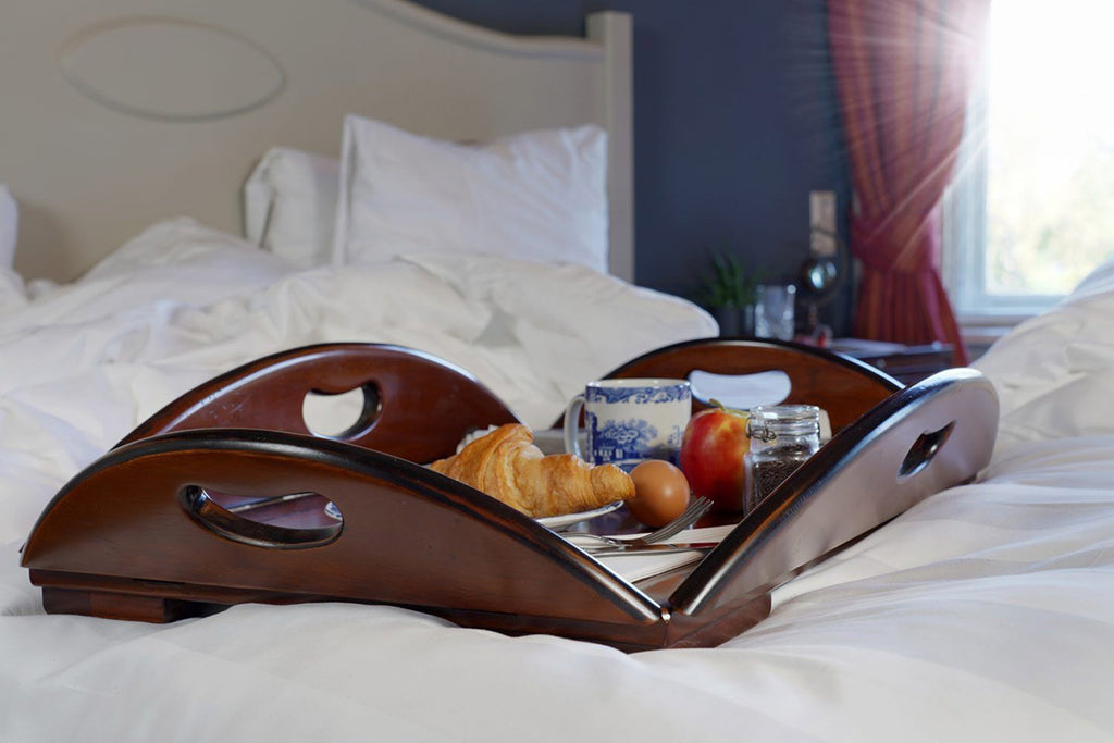 Mahagónifából készült, hordozható szervírozóasztal tálcaként reggelivel az ágyon. 
