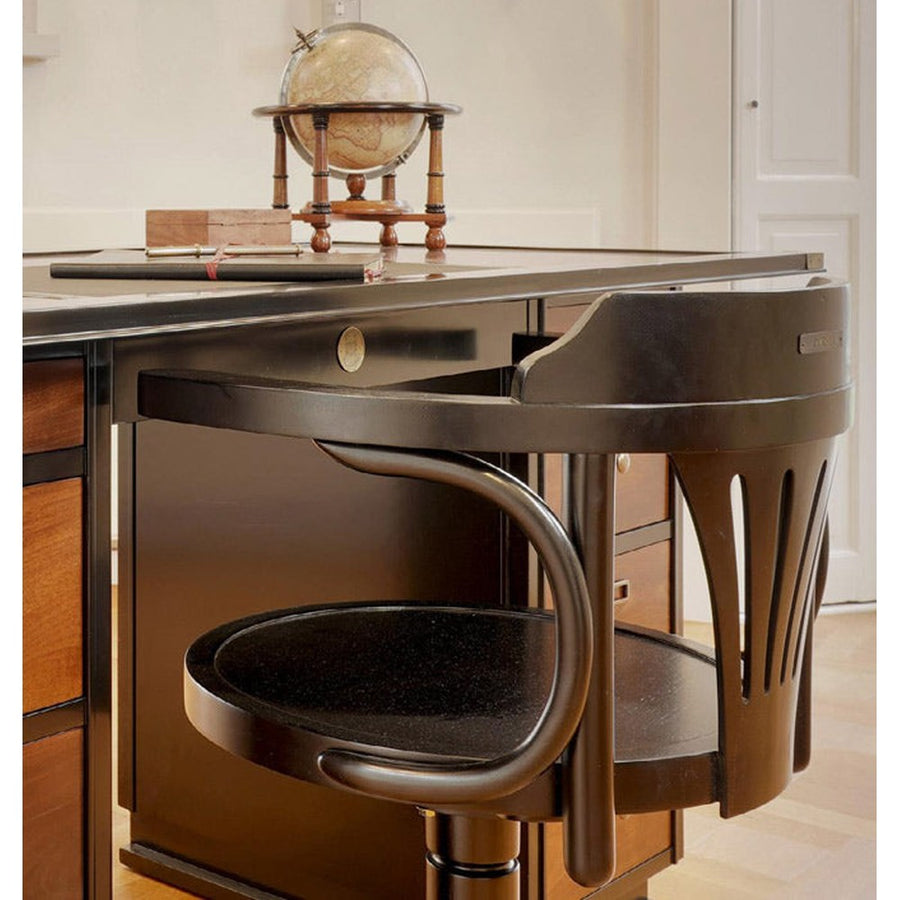 Íróasztalon álló 16. századi földgömb-replika.