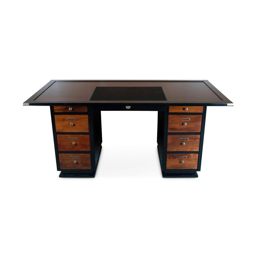 Prémium kategóriás, hársfából készült kapitányi íróasztal 8 fiókkal.