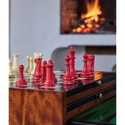 Kandalló előtt felállított többfunkciós játékasztal sakkjátszma közben.