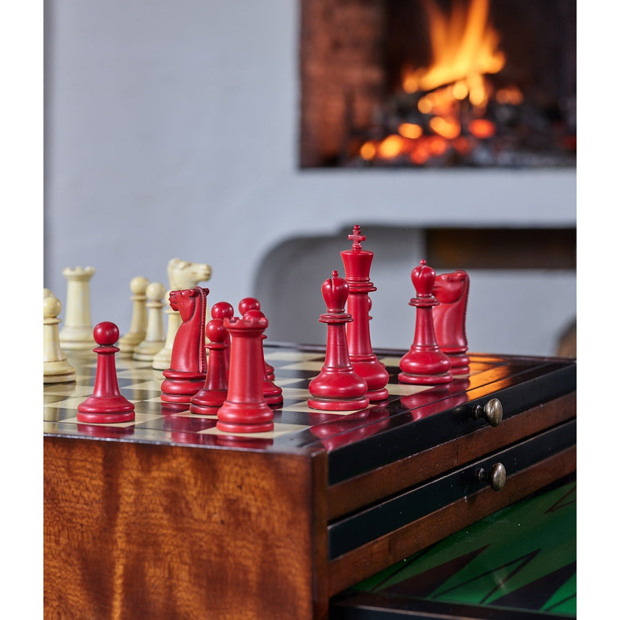 Kandalló előtt felállított többfunkciós játékasztal sakkjátszma közben.