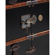 Századfordulós utazási bőröndök stílusában készült bárszekrény sárgaréz vasalatainak részlete.