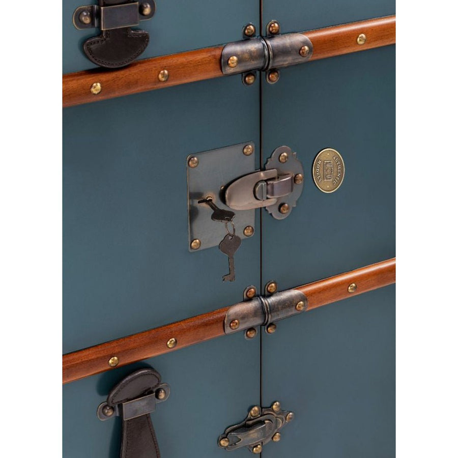 Századfordulós utazási bőröndök stílusában készült bárszekrény sárgaréz vasalatainak részlete.