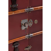 Századfordulós utazási bőröndök stílusában készült bárszekrény sárgaréz vasalatainak részlete.