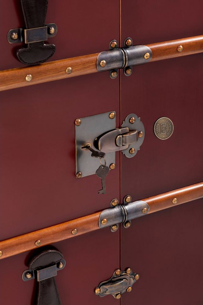 Századfordulós utazási bőröndök stílusában készült bárszekrény sárgaréz vasalatainak részlete.