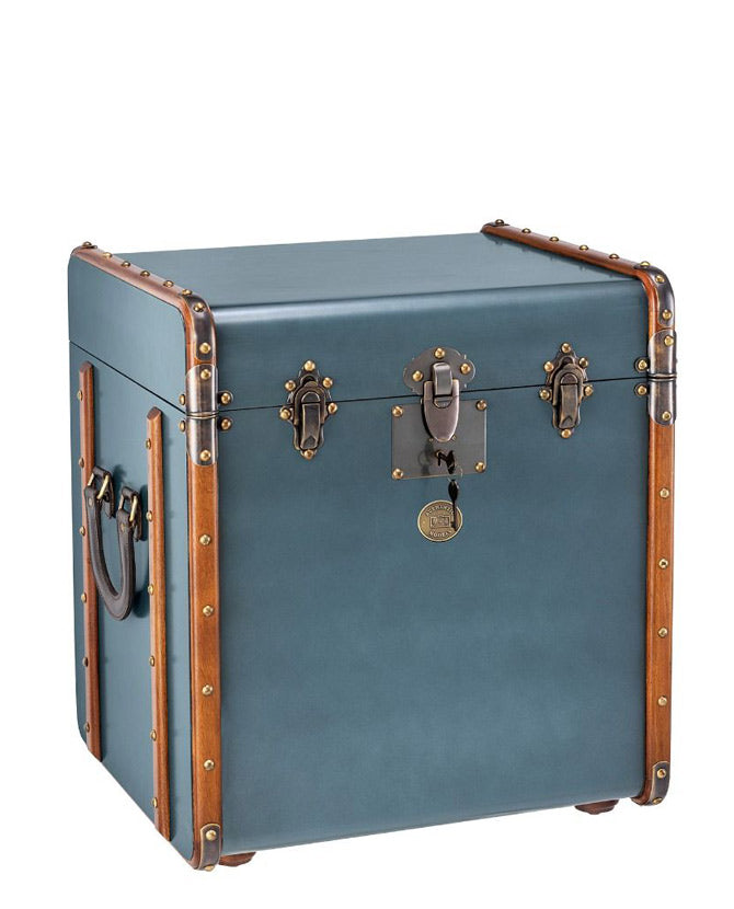 Prémium kategóriás, vintage kék színű utazóláda sárgaréz vasalatokkal 
