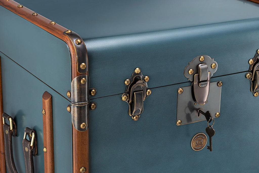 Prémium kategóriás, vintage kék színű utazóláda sárgaréz vasalatokkal