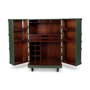 Századfordulós utazási bőröndök stílusában készült, zöld és mahagóni színű többfukciós bárszekrény nyitva.