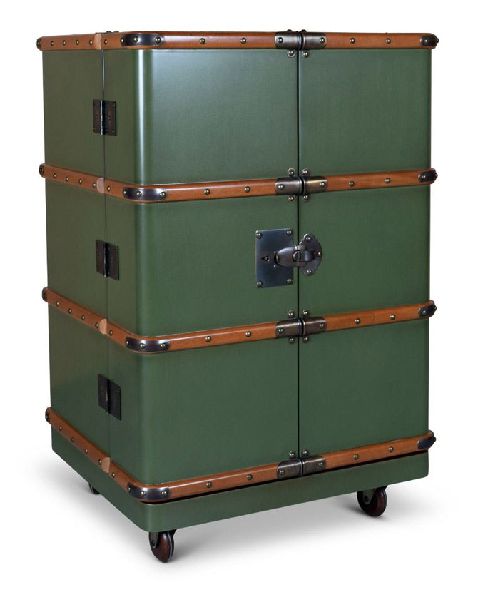 Századfordulós utazási bőröndök stílusában készült, zöld és mahagóni színű többfukciós bárszekrény zárt állapotban.