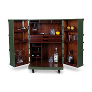 Századfordulós utazási bőröndök stílusában készült, zöld és mahagóni színű többfukciós bárszekrény italokkal, poharakkal és gyümölcsökkel.