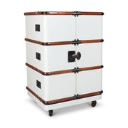 Századfordulós utazási bőröndök stílusában készült, törtfehér és mahagóni színű többfukciós bárszekrény zárt állapotban.