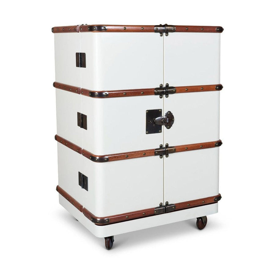 Századfordulós utazási bőröndök stílusában készült, törtfehér és mahagóni színű többfukciós bárszekrény zárt állapotban.