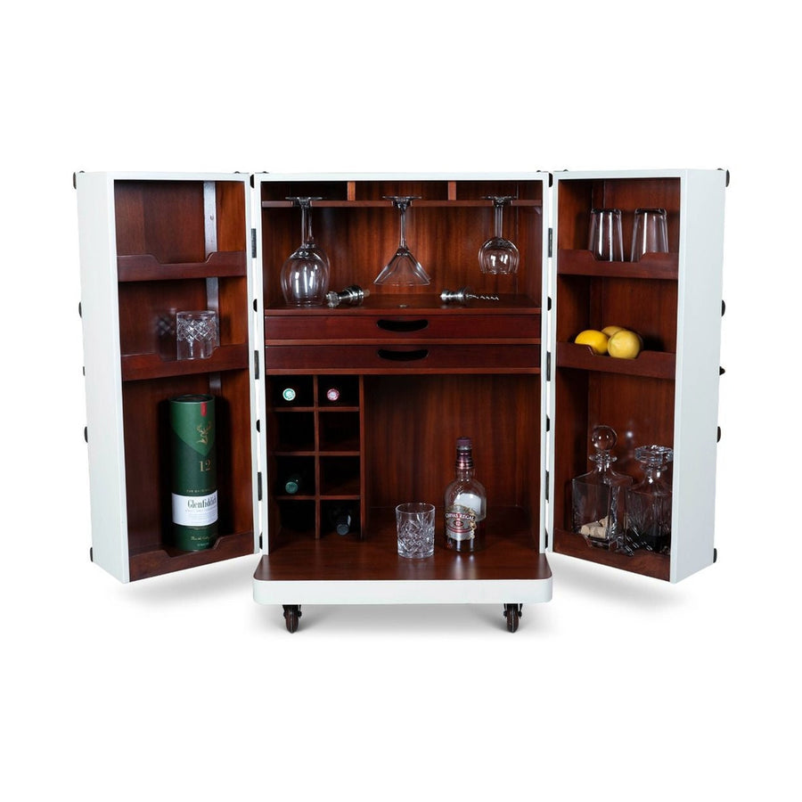 Századfordulós utazási bőröndök stílusában készült bárszekrény italokkal, poharakkal és gyümölcsökkel.