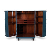 Századfordulós utazási bőröndök stílusában készült bárszekrény nyitva.