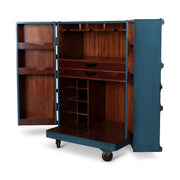 Századfordulós utazási bőröndök stílusában készült bárszekrény nyitva.