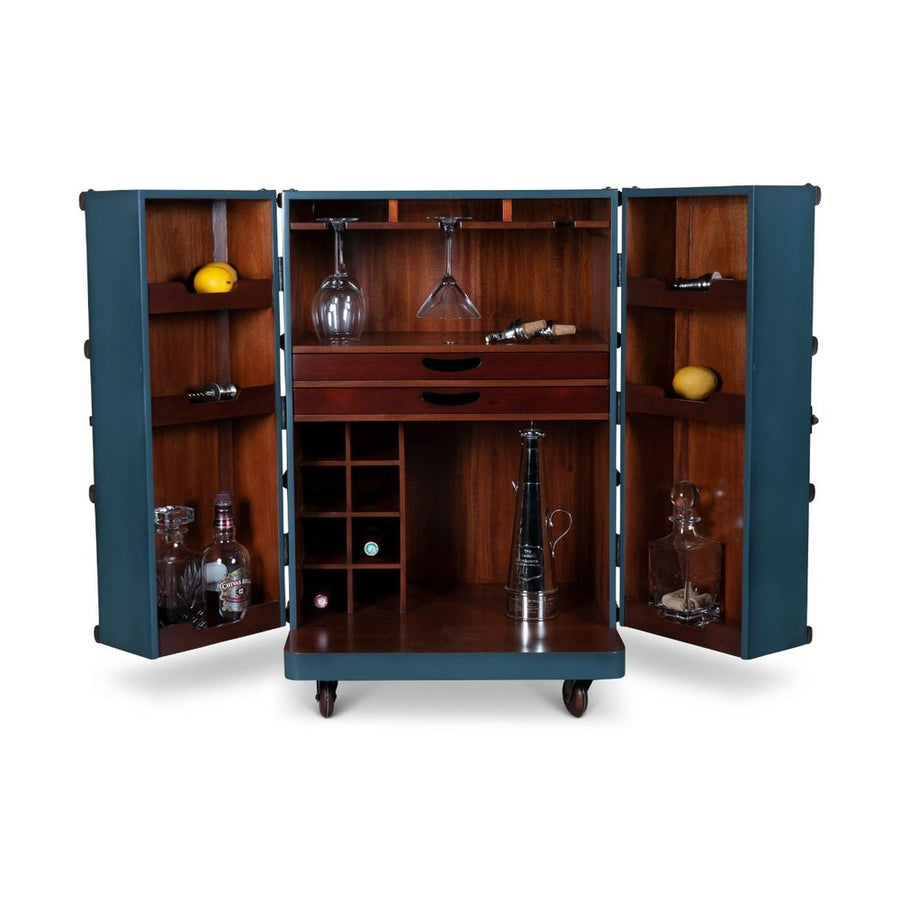 Századfordulós utazási bőröndök stílusában készült bárszekrény italokkal, poharakkal és gyümölcsökkel.