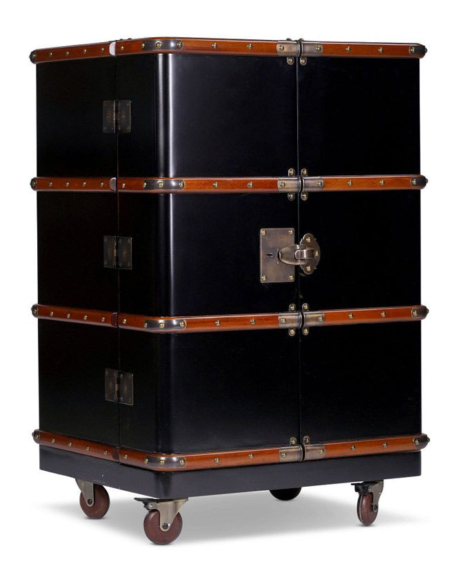 Századfordulós utazási bőröndök stílusában készült, fekete és mahagóni színű többfukciós bárszekrény görgőkön.