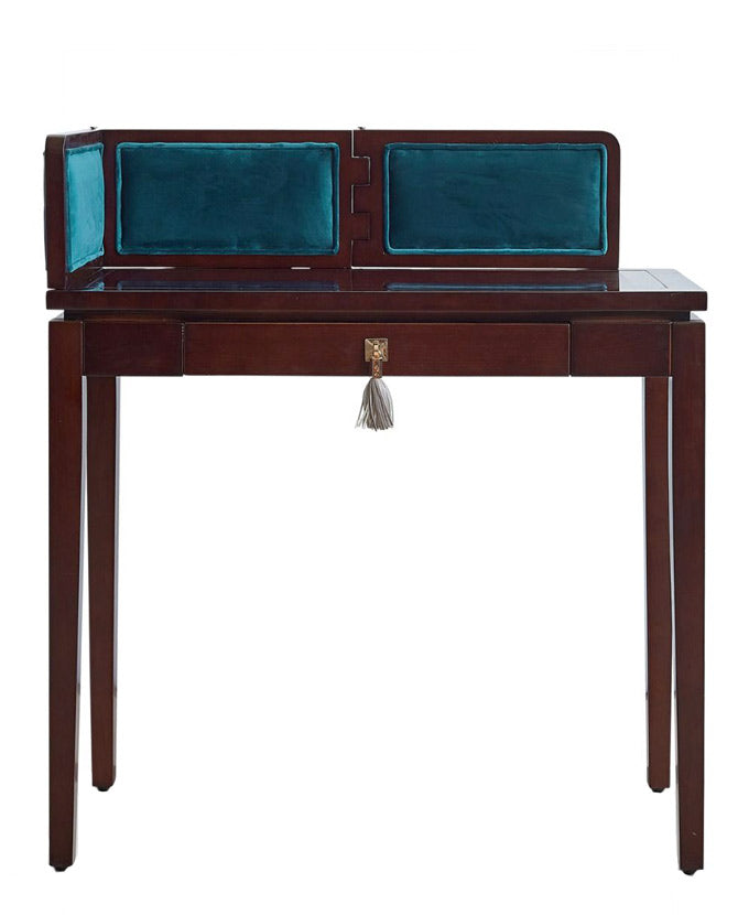 Klasszikus, vintage stílusú, kaucsukfából készült íróasztal, bársonyberakásos árnyékoló panellel.