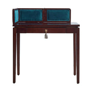 Klasszikus, vintage stílusú, kaucsukfából készült íróasztal, bársonyberakásos árnyékoló panellel.