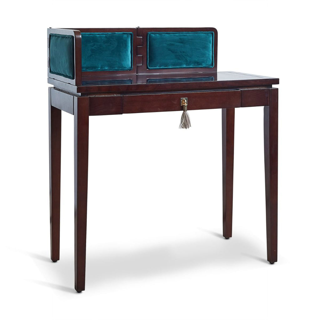 Klasszikus, vintage stílusú, kaucsukfából készült íróasztal, bársonyberakásos árnyékoló panellel.