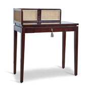 Klasszikus, vintage stílusú, kaucsukfából készült íróasztal, rattanberakásos árnyékoló panellel.