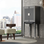 Kortárs nappaliban álló fekete színű, art deco stílusú italszekrény.