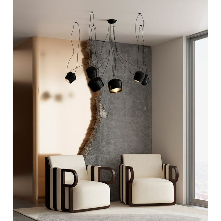 Kortárs nappaliban, arany- és betonfal előtt álló két darab kortárs design fotel.