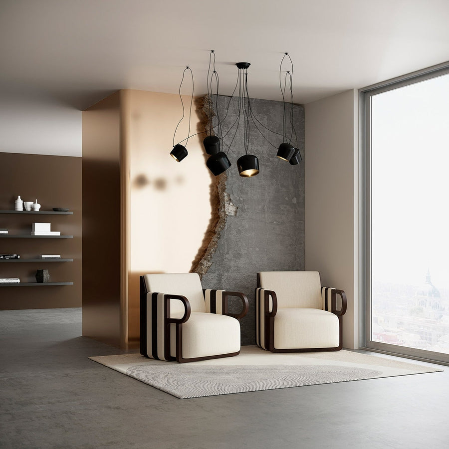 Kortárs nappaliban, arany- és betonfal előtt álló két darab kortárs design fotel.