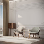 Klasszikus stílusú nappaliban álló design likőrszekrény, két fotellel.