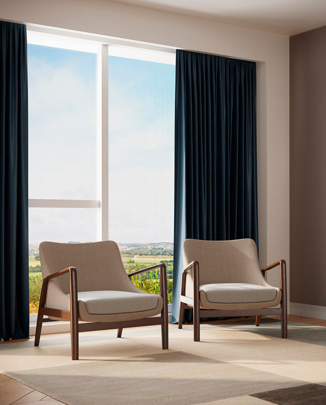 Modern nappaliban, ablak előtt álló két darab kortás, design fotel.