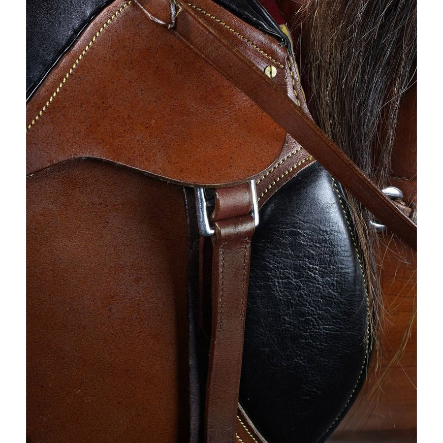 A viktoriánius korabeli hintaló míves kantár- és nyeregrészlete.