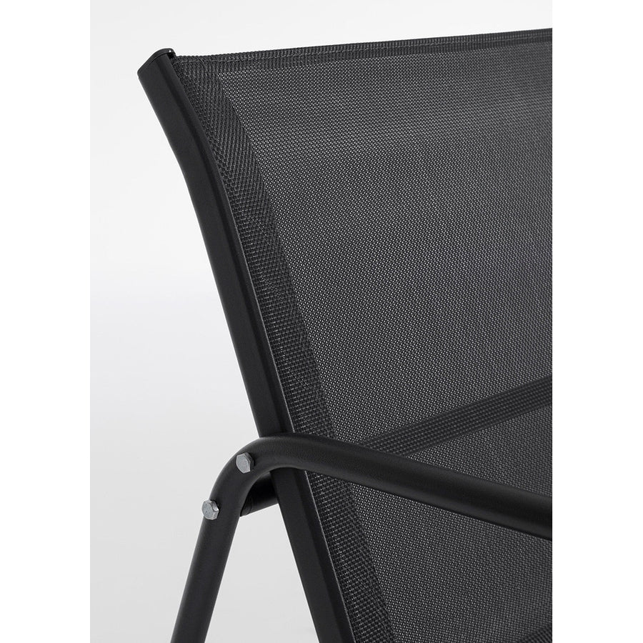 Kortárs stílusú, szénfekete színű fém kerti bútor szett székének részlete a textilén háttámláról.