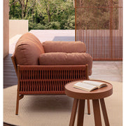 Fedett teraszon álló kortárs stílusú, korallszínű kültéri, kerti fotel.