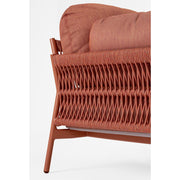 A kortárs, korallszínű kerti fotel kötélszövet részlete.