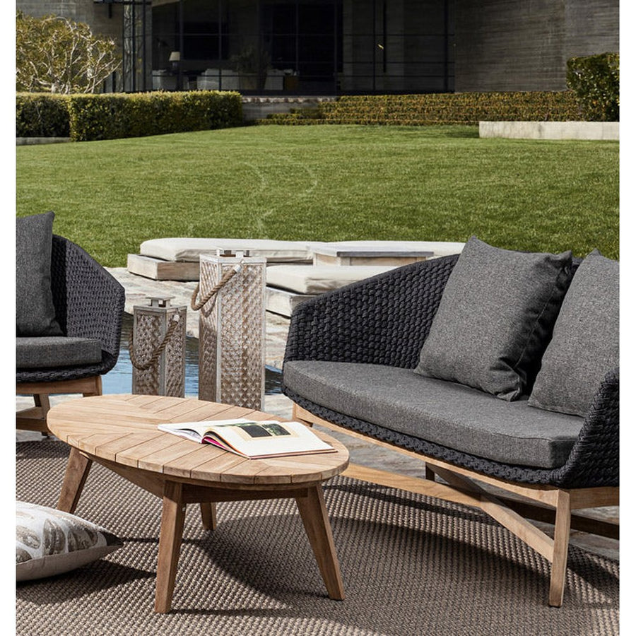 Medence partján álló design kertibútor szett, ovális teakfa dohányzóasztallal.