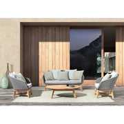Teraszon álló négyrészes design kerti bútorgarnitúra két fotellel, kanapéval és dohányzóasztallal.
